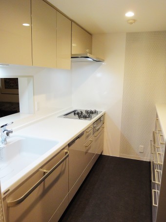 色と光の演出で日常のワンシーンを楽しむキッチンに